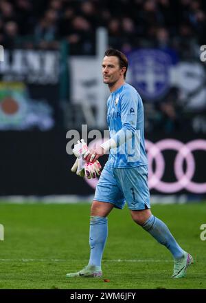 24. Februar 2024, Nordrhein-Westfalen, Mönchengladbach: Fußball: Bundesliga, Borussia Mönchengladbach - VfL Bochum, Spieltag 23, Stadion im Borussia-Park. Bochumer Manuel Riemann nach dem Spiel. Foto: Marius Becker/dpa - WICHTIGER HINWEIS: Gemäß den Vorschriften der DFL Deutschen Fußball-Liga und des DFB Deutschen Fußball-Bundes ist es verboten, im Stadion und/oder im Spiel aufgenommene Fotografien in Form von sequenziellen Bildern und/oder videoähnlichen Fotoserien zu verwenden oder zu nutzen. Stockfoto