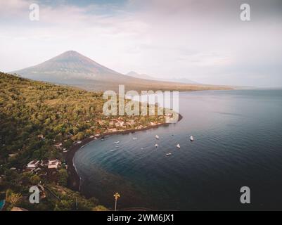 Blick auf die Drohne am Morgen auf Pantai Jemeluk, Amed in Richtung Vulkan Agung Stockfoto