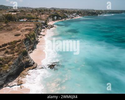 Blick aus der Vogelperspektive auf die Cliffs of Dreamland Bali, die bald verkauft werden, über dem wunderschönen blauen Ozean Stockfoto