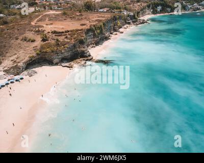 Blick aus der Vogelperspektive auf die Cliffs of Dreamland Bali, die bald verkauft werden, über dem wunderschönen blauen Ozean Stockfoto