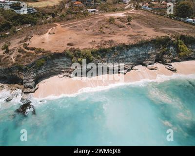 Blick aus der Vogelperspektive auf die Cliffs of Dreamland Bali, die bald verkauft werden, über dem wunderschönen blauen Ozean Stockfoto