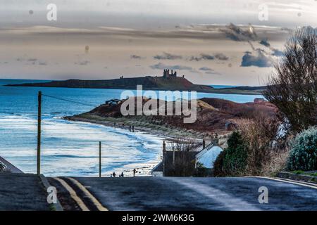 Blick auf Dunstanburgh Castle von High Newton in Northumberland Stockfoto