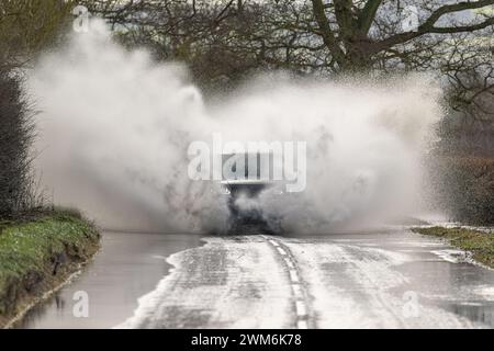 Range Rover fährt durch Wasser Stockfoto