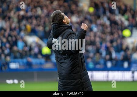 Sheffield, Großbritannien. Februar 2024. Sheffield Wednesday Manager Danny Rohl feiert den Sieg beim Sheffield Wednesday FC gegen Bristol City FC SKY Bet EFL Championship Match im Hillsborough Stadium, Sheffield, Großbritannien am 24. Februar 2024 Credit: Every Second Media/Alamy Live News Stockfoto