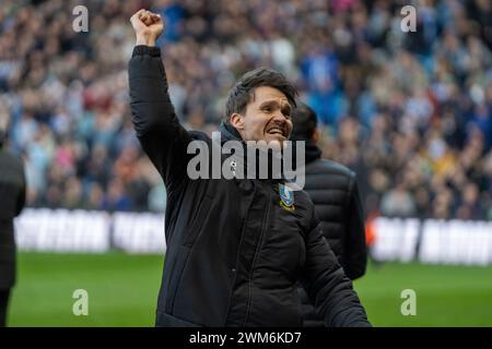 Sheffield, Großbritannien. Februar 2024. Sheffield Wednesday Manager Danny Rohl feiert den Sieg beim Sheffield Wednesday FC gegen Bristol City FC SKY Bet EFL Championship Match im Hillsborough Stadium, Sheffield, Großbritannien am 24. Februar 2024 Credit: Every Second Media/Alamy Live News Stockfoto