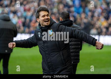 Sheffield, Großbritannien. Februar 2024. Sheffield Wednesday Manager Danny Rohl feiert den Sieg beim Sheffield Wednesday FC gegen Bristol City FC SKY Bet EFL Championship Match im Hillsborough Stadium, Sheffield, Großbritannien am 24. Februar 2024 Credit: Every Second Media/Alamy Live News Stockfoto