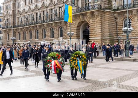 Demonstration gegen den Ukraine Krieg. 2$.02.2024, EU, DEU, Deutschland, Hamburg, Hamburg: Gedenken in Hamburg am zweiten Jahrestag des Überfalls Russlands auf die Ukraine. Neben einer Schweigeminute und einer Fotoaustellung auf dem Rathausmarkt fand eine Kranzniederlegung in Gedenken an die Kriegsopfer statt. Aschließend zog eine Demonstration mit mehreren tausend Menschen vom Hauptbahnhof über die Mönkebergstraße zum Rathaus. EU, DEU, Deutschland, Hamburg, Hamburg: Gedenkfeier in Hamburg zum zweiten Jahrestag der russischen Invasion in die Ukraine. Zusätzlich zu einer Schweigeminute und einem Foto-Ex Stockfoto