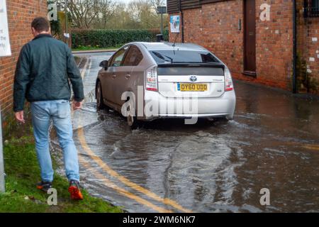 Chalfont St Giles, Großbritannien. Februar 2024. Überflutungen sind im Dorf Chalfont St Giles in Buckinghamshire zu finden. Obwohl die Felder und das Stadtzentrum anfällig für Hochwasser sind, glauben einige Anwohner laut sozialen Medien, dass das anhaltende Ausmaß der Überschwemmung auf den HS2-Tunnel in den Kreideflächen für die High Speed Rail Chiltern-Tunnel zurückzuführen sein könnte, der Wasser verdrängt. Quelle: Maureen McLean/Alamy Live News Stockfoto