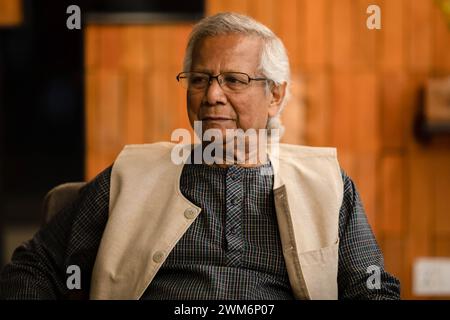 Dhaka, Bangladesch. Februar 2024. Dr. Muhammad Yunus posiert für Fotos während einer Porträtsitzung im Yunus Centre in Dhaka. Muhammad Yunus ist ein Bangladeschischer Sozialunternehmer, Banker, Ökonom und zivilgesellschaftlicher Führer, der 2006 für die Gründung der Grameen Bank mit dem Friedensnobelpreis ausgezeichnet wurde und Pionierarbeit bei den Konzepten Mikrokredite und Mikrofinanzierung leistete. Muhammad Yunus und drei Kollegen von Grameen Telecom wurden beschuldigt, gegen Arbeitsgesetze verstoßen zu haben, als sie angeblich versäumt hatten, einen Sozialfonds für Arbeiter einzurichten. (Foto: Sazzad Hossain/SOPA Images/SIPA USA) Credit: SIPA USA/Alamy Live News Stockfoto