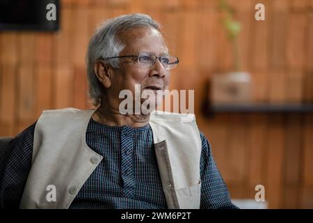 Dhaka, Bangladesch. Februar 2024. Dr. Muhammad Yunus posiert für Fotos während einer Porträtsitzung im Yunus Centre in Dhaka. Muhammad Yunus ist ein Bangladeschischer Sozialunternehmer, Banker, Ökonom und zivilgesellschaftlicher Führer, der 2006 für die Gründung der Grameen Bank mit dem Friedensnobelpreis ausgezeichnet wurde und Pionierarbeit bei den Konzepten Mikrokredite und Mikrofinanzierung leistete. Muhammad Yunus und drei Kollegen von Grameen Telecom wurden beschuldigt, gegen Arbeitsgesetze verstoßen zu haben, als sie angeblich versäumt hatten, einen Sozialfonds für Arbeiter einzurichten. (Foto: Sazzad Hossain/SOPA Images/SIPA USA) Credit: SIPA USA/Alamy Live News Stockfoto