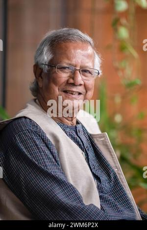 Dhaka, Bangladesch. Februar 2024. Dr. Muhammad Yunus posiert für Fotos während einer Porträtsitzung im Yunus Centre in Dhaka. Muhammad Yunus ist ein Bangladeschischer Sozialunternehmer, Banker, Ökonom und zivilgesellschaftlicher Führer, der 2006 für die Gründung der Grameen Bank mit dem Friedensnobelpreis ausgezeichnet wurde und Pionierarbeit bei den Konzepten Mikrokredite und Mikrofinanzierung leistete. Muhammad Yunus und drei Kollegen von Grameen Telecom wurden beschuldigt, gegen Arbeitsgesetze verstoßen zu haben, als sie angeblich versäumt hatten, einen Sozialfonds für Arbeiter einzurichten. (Foto: Sazzad Hossain/SOPA Images/SIPA USA) Credit: SIPA USA/Alamy Live News Stockfoto