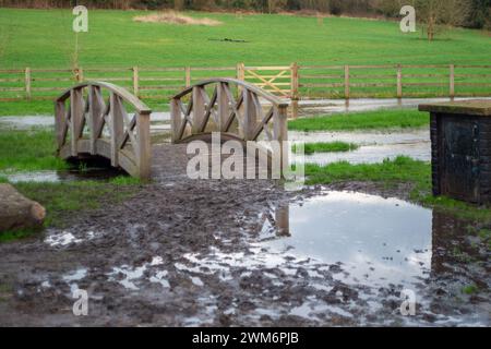 Chalfont St Giles, Großbritannien. Februar 2024. Überflutungen sind im Dorf Chalfont St Giles in Buckinghamshire zu finden. Obwohl die Felder und das Stadtzentrum anfällig für Hochwasser sind, glauben einige Anwohner laut sozialen Medien, dass das anhaltende Ausmaß der Überschwemmung auf den HS2-Tunnel in den Kreideflächen für die High Speed Rail Chiltern-Tunnel zurückzuführen sein könnte, der Wasser verdrängt. Quelle: Maureen McLean/Alamy Live News Stockfoto