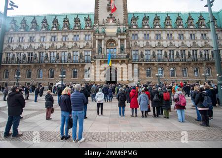 Demonstration gegen den Ukraine Krieg. 2$.02.2024, EU, DEU, Deutschland, Hamburg, Hamburg: Gedenken in Hamburg am zweiten Jahrestag des Überfalls Russlands auf die Ukraine. Neben einer Schweigeminute und einer Fotoaustellung auf dem Rathausmarkt fand eine Kranzniederlegung in Gedenken an die Kriegsopfer statt. Aschließend zog eine Demonstration mit mehreren tausend Menschen vom Hauptbahnhof über die Mönkebergstraße zum Rathaus. EU, DEU, Deutschland, Hamburg, Hamburg: Gedenkfeier in Hamburg zum zweiten Jahrestag der russischen Invasion in die Ukraine. Zusätzlich zu einer Schweigeminute und einem Foto-Ex Stockfoto