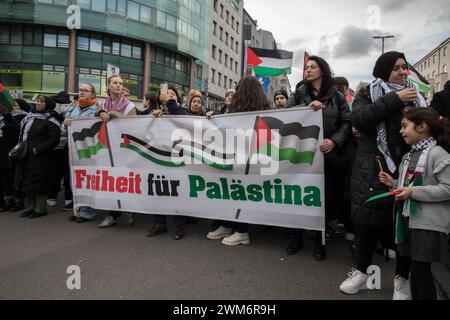 Am 24. Februar 2024 fand eine pro-palästinensische Demonstration entlang des Berlins Kurfürstendamm in Richtung Wittenbergplatz und Nollendorfplatz statt. Der Protest erlebte eine große Beteiligung: Die Teilnehmer forderten laut einen Waffenstillstand, setzten sich für palästinensische Rechte ein und verurteilten Aktionen, die sie als Völkermord bezeichneten. Inmitten eines Meeres palästinensischer Flaggen wurden Schilder mit Botschaften wie "Waffenruhe jetzt", "palästinensische Leben sind wichtig", "stoppt den Völkermord" und "Freiheit für Palästina" an prominenter Stelle angebracht. Chöre, die Israel als 'terroristischen Staat' deprimieren und rufe von 'Viva, viva Palestina' Punk erheben Stockfoto