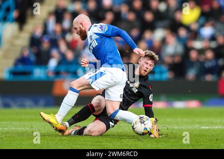 Gillinghams Jonathan Williams kämpft um den Ball gegen Wrexhams Andy Cannon während des Spiels der Sky Bet League Two im Priestfield Stadium in Gillingham. Bilddatum: Samstag, 24. Februar 2024. Stockfoto