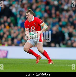 24. Februar 2024; Aviva Stadium, Dublin, Irland: Six Nations International Rugby, Irland gegen Wales; Nick Tompkins aus Wales holt den Ball weit aus Stockfoto