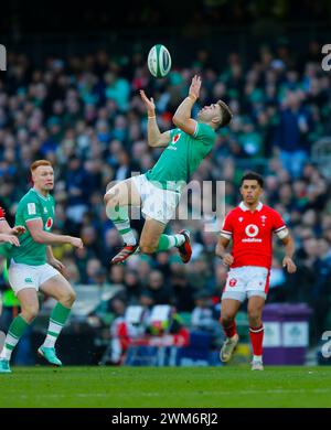 24. Februar 2024; Aviva Stadium, Dublin, Irland: Six Nations International Rugby, Irland gegen Wales; Jack Crowley aus Irland sammelt den High Ball Stockfoto