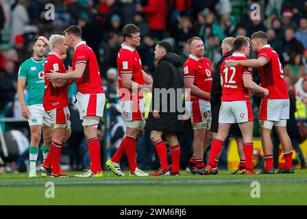 24. Februar 2024; Aviva Stadium, Dublin, Irland: Six Nations International Rugby, Irland gegen Wales; das walisische Team nach der Vollzeitpfeife Stockfoto