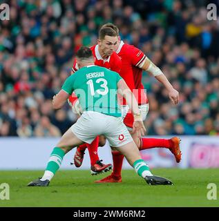 24. Februar 2024; Aviva Stadium, Dublin, Irland: Six Nations International Rugby, Irland gegen Wales; George North of Wales wird von Robbie Henshaw aus Irland bekämpft Stockfoto