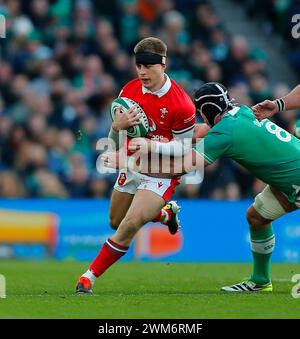 24. Februar 2024; Aviva Stadium, Dublin, Irland: Six Nations International Rugby, Irland gegen Wales; Cameron Winnett von Wales wird von Caelan Doris aus Irland bekämpft Stockfoto