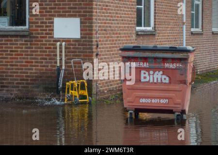 Chalfont St Giles, Großbritannien. Februar 2024. Überflutungen sind im Dorf Chalfont St Giles in Buckinghamshire zu finden. Obwohl die Felder und das Stadtzentrum anfällig für Hochwasser sind, glauben einige Anwohner laut sozialen Medien, dass das anhaltende Ausmaß der Überschwemmung auf den HS2-Tunnel in den Kreideflächen für die High Speed Rail Chiltern-Tunnel zurückzuführen sein könnte, der Wasser verdrängt. Quelle: Maureen McLean/Alamy Live News Stockfoto