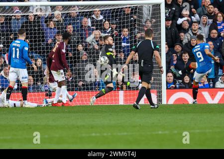 Ibrox Park. Glasgow. Schottland, Großbritannien. Februar 2024. Die Schottische Premiership Wird Gewürzt. Glasgow Rangers gegen Heart of Midlothian, Rangers Cyriel Dessers erzielt Rangers viertes Tor (Foto: Alamy Live News/David Mollison) Credit: David Mollison/Alamy Live News Stockfoto