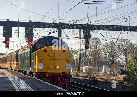 D213 (40013) führt durch Bahnsteig 3 am Bahnhof Preston und fährt mit der 1Z13 0812 Crewe nach Inverness. Stockfoto