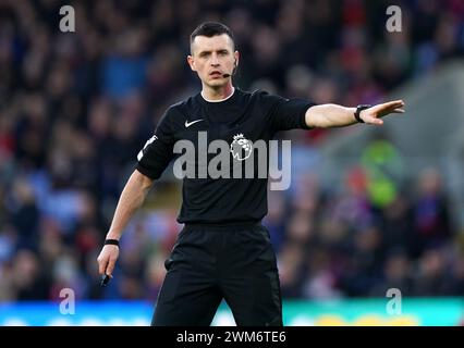 Schiedsrichter Lewis Smith während des Premier League-Spiels in Selhurst Park, London. Bilddatum: Samstag, 24. Februar 2024. Stockfoto