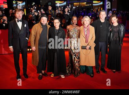 Berlin, Deutschland. Februar 2024. Die Internationale Jury der Berlinale 2024, Albert Serra (l-r), Brady Corbet, Ann Hui, Jurypräsidentin Lupita Nyong'o, Oksana Zabuzhko, Christian Petzold und Jasmine Trinca gehen auf dem roten Teppich zur Preisverleihung bei der Abschlussgala im Berlinale Palast. Die 74. Internationalen Filmfestspiele Berlin finden vom 15. Bis 25. Februar 2024 statt. Quelle: Sören Stache/dpa/Alamy Live News Stockfoto