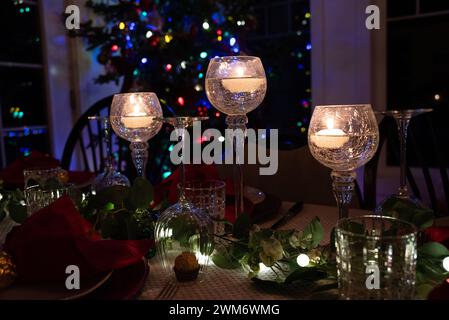 Weihnachtstisch am weihnachtsabend. Gemütliches Ambiente mit gedimmtem Licht. Stockfoto