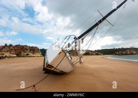 Segelyacht wurde nach einem Sturm am Strand gespült Stockfoto