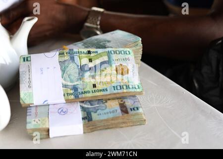 Allgemeine Ansichten über Bündel von Leone-Banknoten, die Währung von Sierra Leone. Abgebildet in Freetown, Sierra Leone, Afrika. Stockfoto