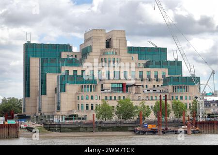 Das SIS-Gebäude, auch MI6-Gebäude genannt, das Hauptquartier des Secret Intelligence Service (SIS, MI6) Stockfoto
