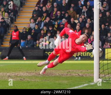 Burton Upon Trent, UK, 24. Februar 2024: Der Torhüter Max Crocombe von Burton Albion wird am 24. Februar von Marc Leonard aus Northampton Town geschlagen, um Northampton Town's erstes Tor in der EFL League One Burton Albion gegen Northampton Town zu erschlagen. Quelle: Clive Stapleton/Alamy Live News Stockfoto