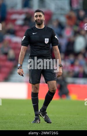 Schiedsrichter Sunny Singh Gill während des Sky Bet Championship Matches zwischen Middlesbrough und Plymouth Argyle im Riverside Stadium, Middlesbrough am Samstag, den 24. Februar 2024. (Foto: Trevor Wilkinson | MI News) Credit: MI News & Sport /Alamy Live News Stockfoto