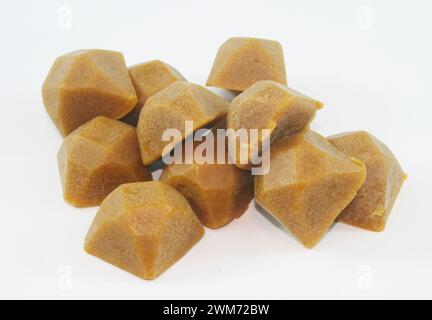Reines rohes, unraffiniertes Bienenwachs für Kosmetik- und Kerzenherstellung Stockfoto