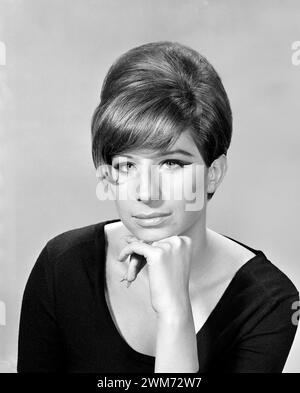 Barbra Streisand. Porträt der amerikanischen Sängerin und Schauspielerin Barbara Joan 'Barbra' Streisand (* 1942), Werbefoto, 1966 Stockfoto