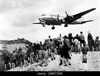 Luftbrücke Berlin. Westberliner beobachten 1948 während der Berliner Blockade (24. Juni 1948 – 12. Mai 1949) ein Douglas C-54 Skymaster auf dem Flughafen Tempelhof Stockfoto