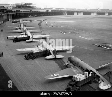 Luftbrücke Berlin. Die Douglas R4D und die C-47 der US-Luftwaffe werden während der Berliner Luftbrücke am Flughafen Tempelhof entladen. Die Berliner Blockade dauerte vom 24. Juni 1948 bis zum 12. Mai 1949. Stockfoto