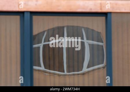 Reflexion im Glas. Eine Weitwinkelperspektive. Im Rahmen gerahmt. Fenster . Teil der Gebäudearchitektur. Stockfoto