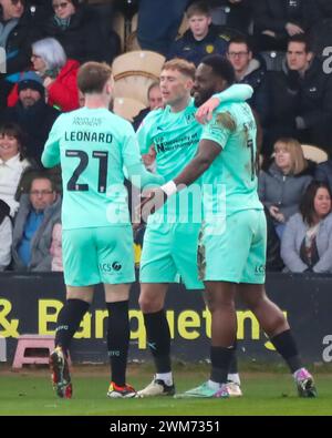 Burton Upon Trent, UK, 24. Februar 2024: Mitch Pinnock aus Northampton Town gratuliert Northampton Town Tyreece Simpson und Marc Leonard zum zweiten Tor von Northampton im Spiel der EFL League One Burton Albion gegen Northampton Town am 24. Februar 2024. Quelle: Clive Stapleton/Alamy Live News Stockfoto