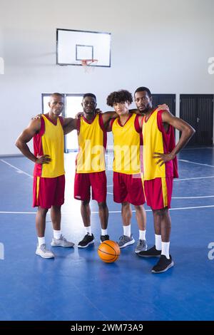 Ein vielseitiges Basketballteam posiert selbstbewusst auf dem Platz Stockfoto