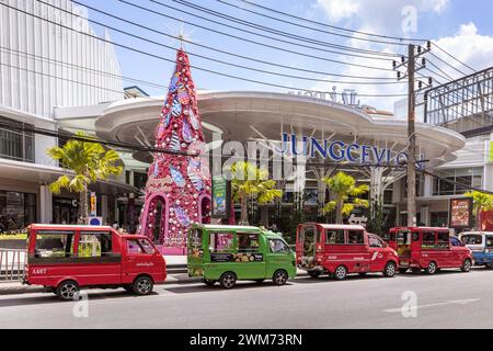 Tuk Tuk Parkplatz auf der Straßenseite in Patong, Phuket, Thailand Stockfoto