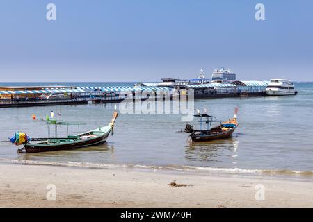 Traditionelle Langboot-Boote in der Nähe von Patong Boat Pier am Patong Beach in Phuket, Thailand Stockfoto