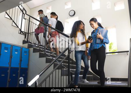 Verschiedene Schüler laufen in einer Highschool-Treppe Stockfoto