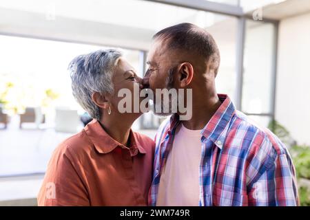 Ein liebevolles reifes Paar teilt sich einen Kuss Stockfoto