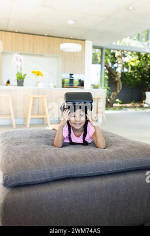 Biracial Girl genießt virtuelle Realität zu Hause, mit Kopierraum Stockfoto