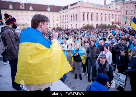 Wien, Österreich. 24. Februar 2024. Ukraine-Demo Marsch des Lichtes anlässlich des Jahrestags des russischen Überfalls auf die Ukraine in Wien. Wien *** Wien, Österreich 24. Februar 2024 Ukraine Demo Marsch des Lichts anlässlich des Jahrestages der russischen Invasion der Ukraine in Wien Stockfoto