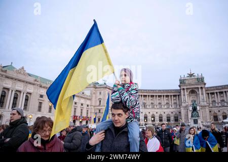 Wien, Österreich. 24. Februar 2024. Ukraine-Demo Marsch des Lichtes anlässlich des Jahrestags des russischen Überfalls auf die Ukraine in Wien. Wien *** Wien, Österreich 24. Februar 2024 Ukraine Demo Marsch des Lichts anlässlich des Jahrestages der russischen Invasion der Ukraine in Wien Stockfoto