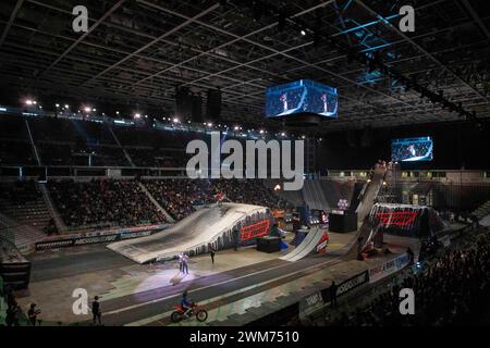 Torino, Italien. Februar 2024. Foto Andrea Alfano/LaPresse 24 Febbraio 2024, Torino, Italia - Cronaca - Turin, 'Meister des Schmutzes' spettacolo di Freestyle - Nella foto: UN momento dell'evento. 24. Februar 2024, Turin, Italien - Nachrichten - Turin, 'Masters of Dirt' Freestyle-Perfomance - auf dem Bild: Ein Moment der Veranstaltung. Quelle: LaPresse/Alamy Live News Stockfoto